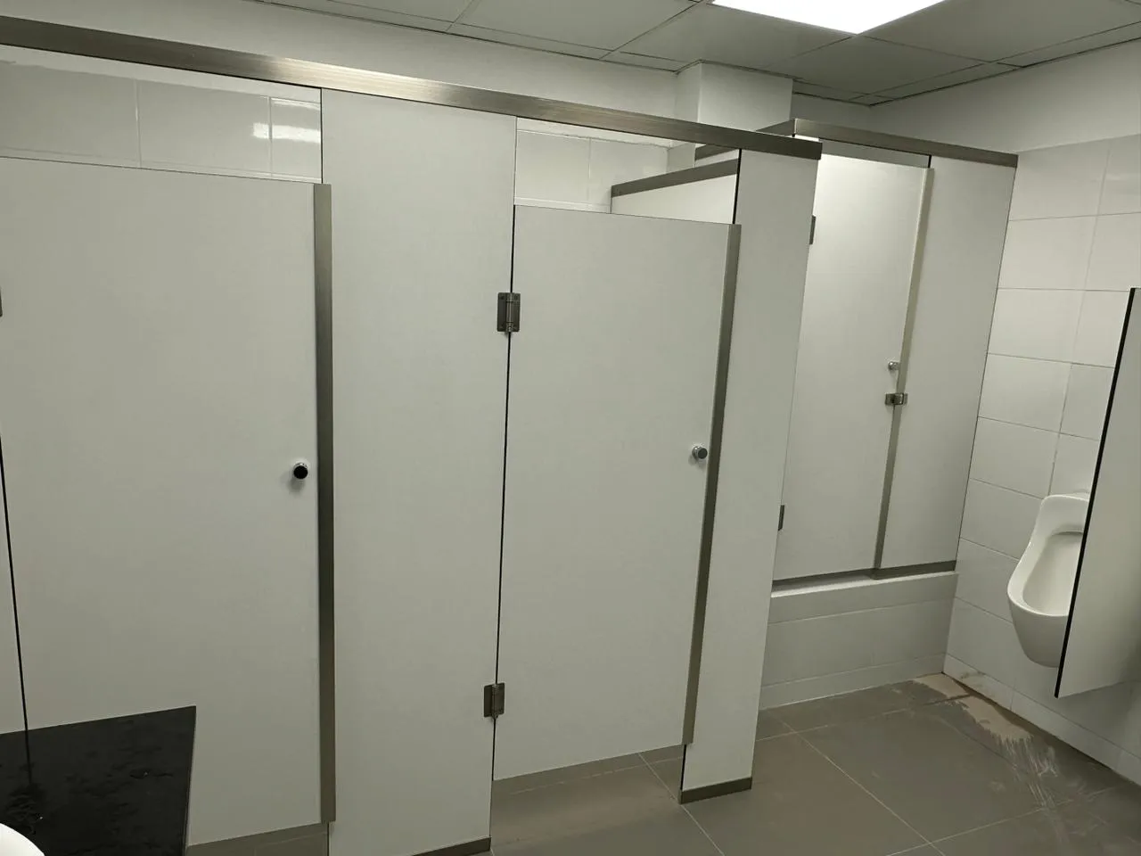 División de baños en sólido fenólico — La Romana