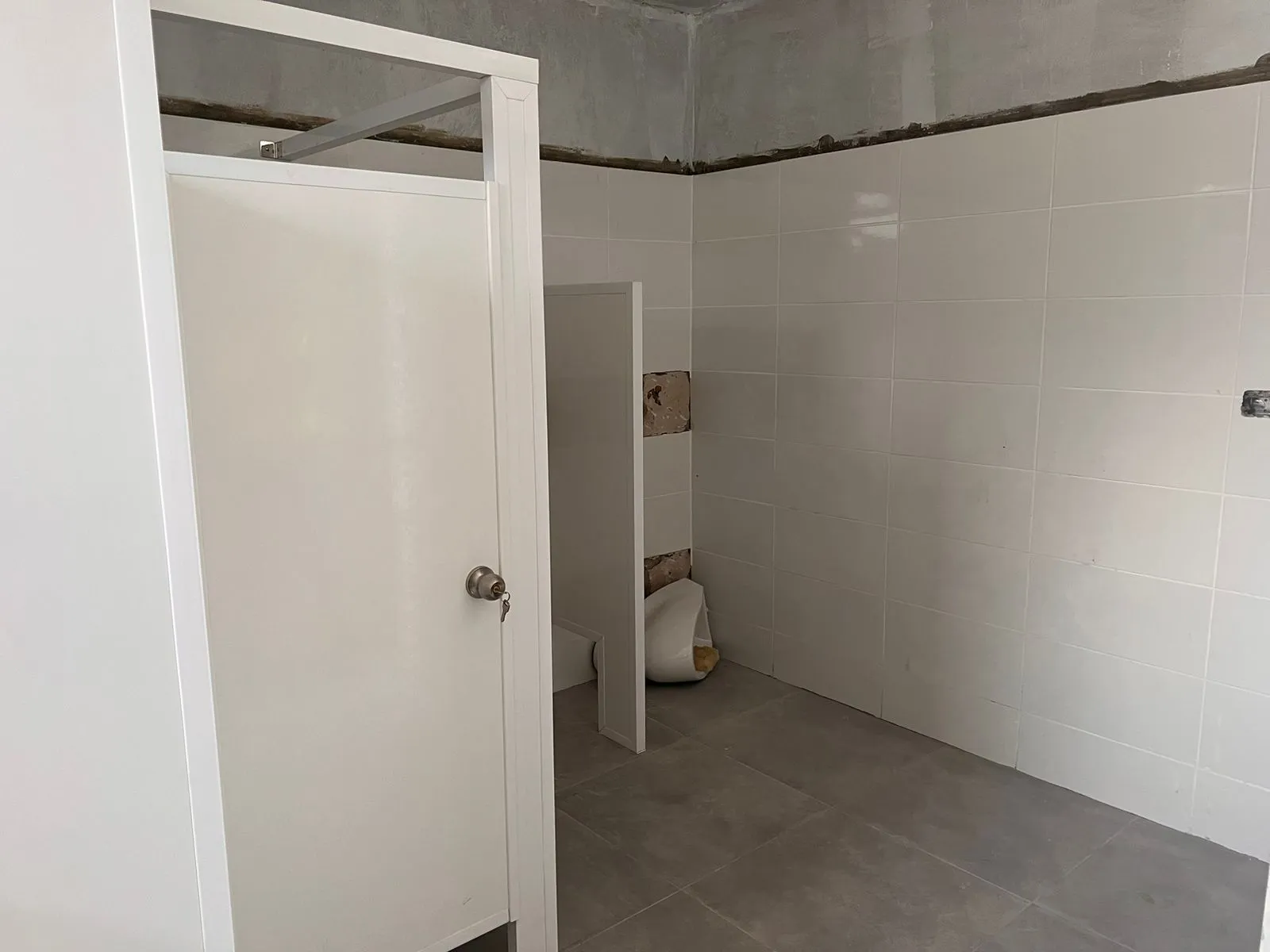 División de baños en sólido fenólico — La Romana