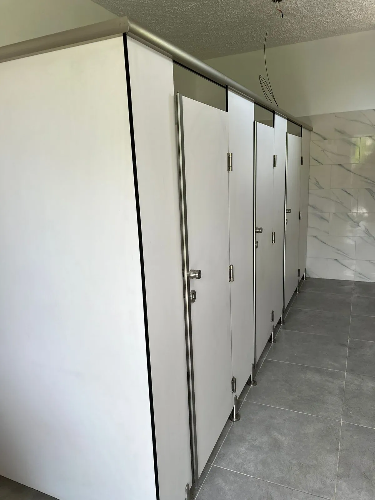 División de baños en sólido fenólico — La Romana