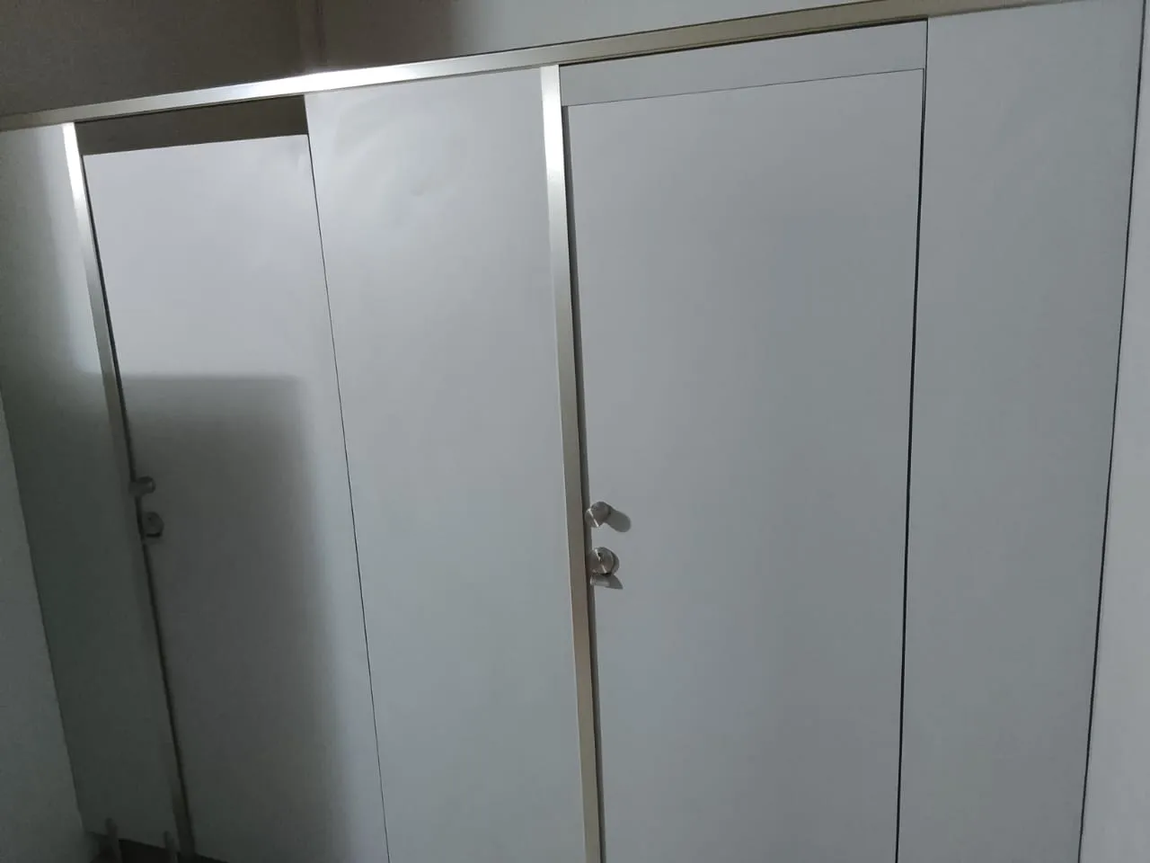 División de baños en sólido fenólico — La Romana