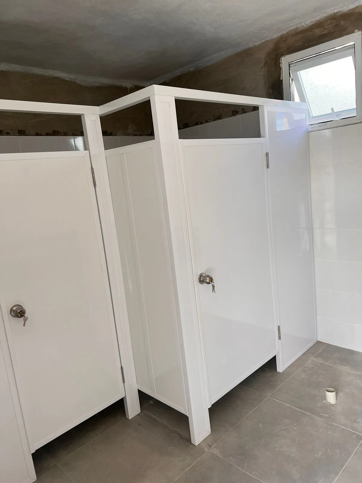 División de baños en sólido fenólico — Pedernales