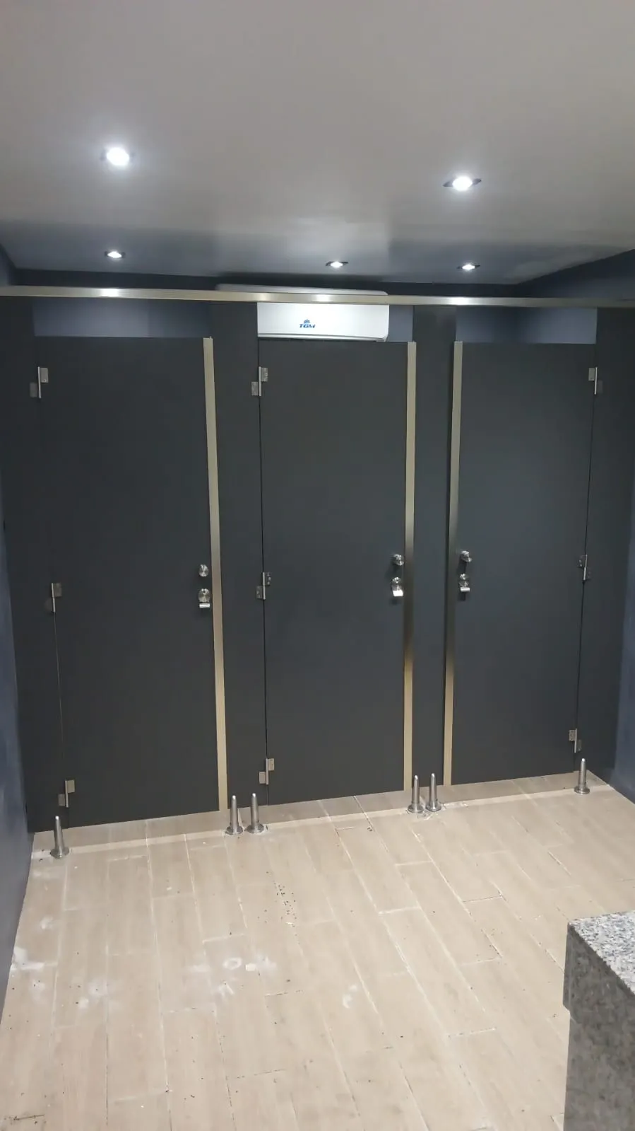 División de baños en sólido fenólico — Pedernales