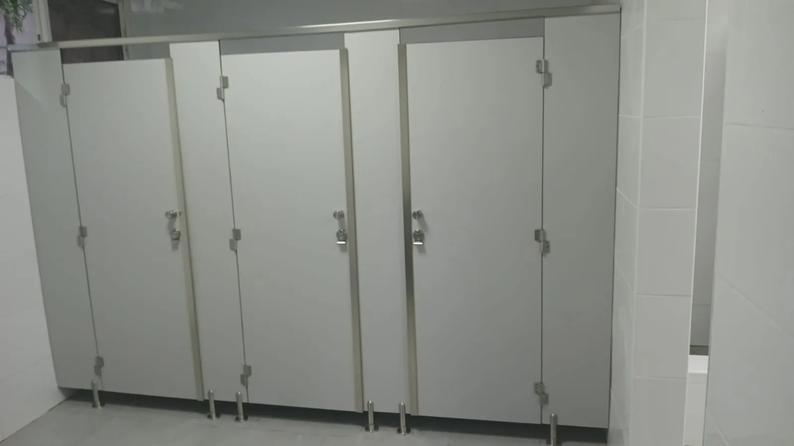 División de baños en sólido fenólico — Punta Cana