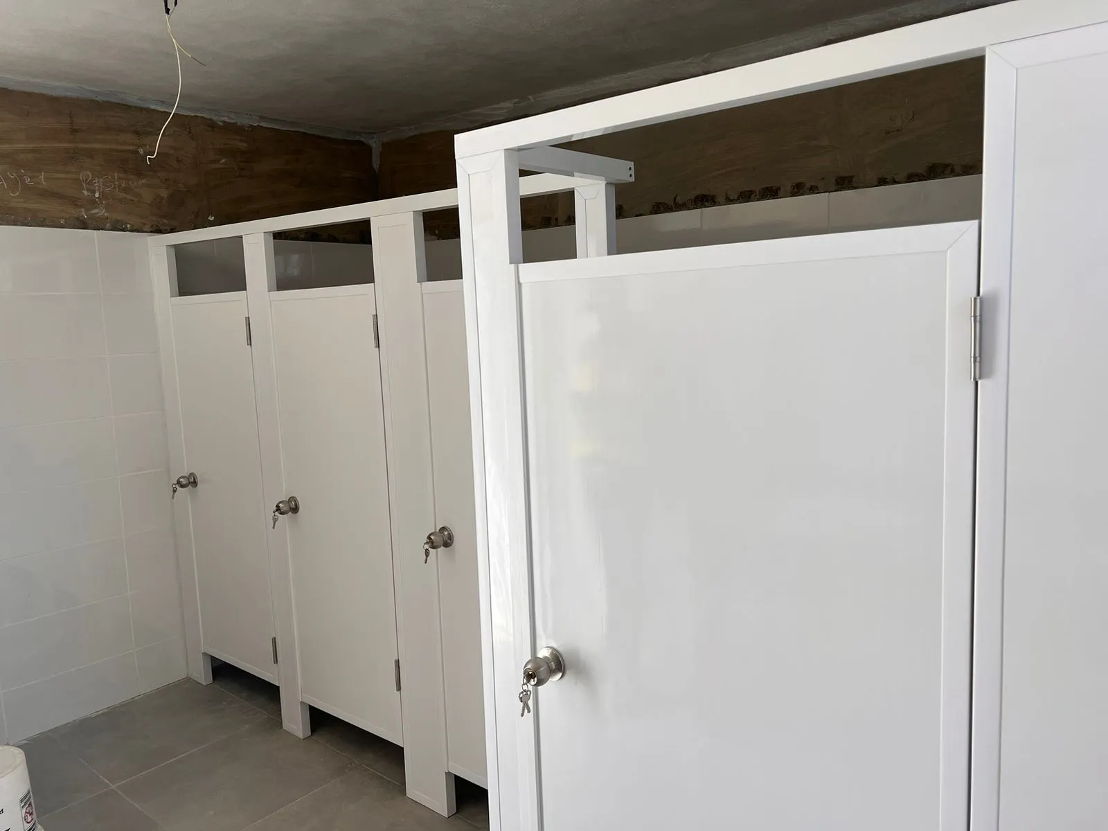 División de baños en sólido fenólico — Punta Cana