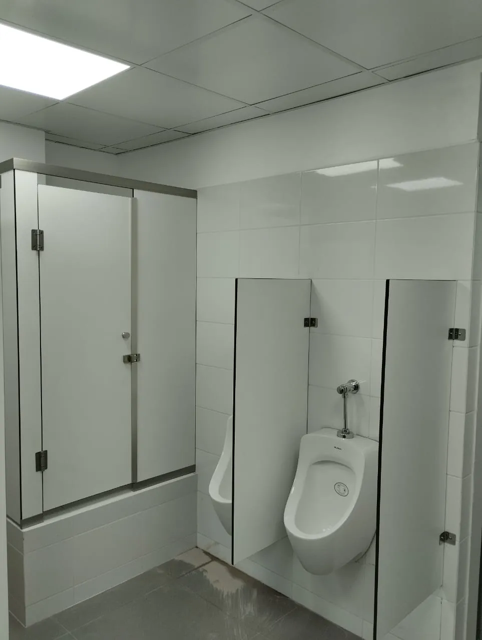 División de baños en sólido fenólico — Punta Cana