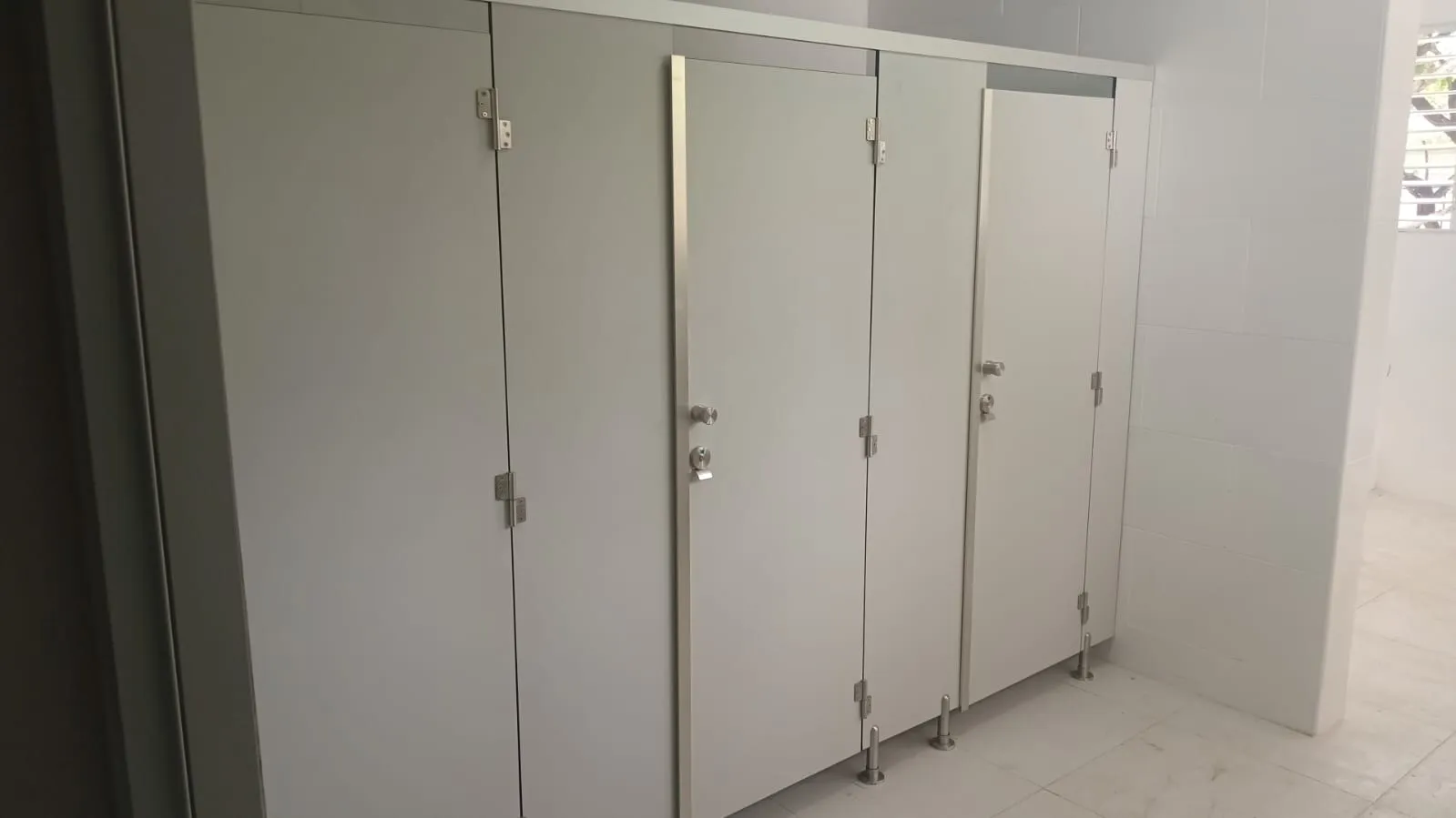 División de baños en sólido fenólico — Punta Cana