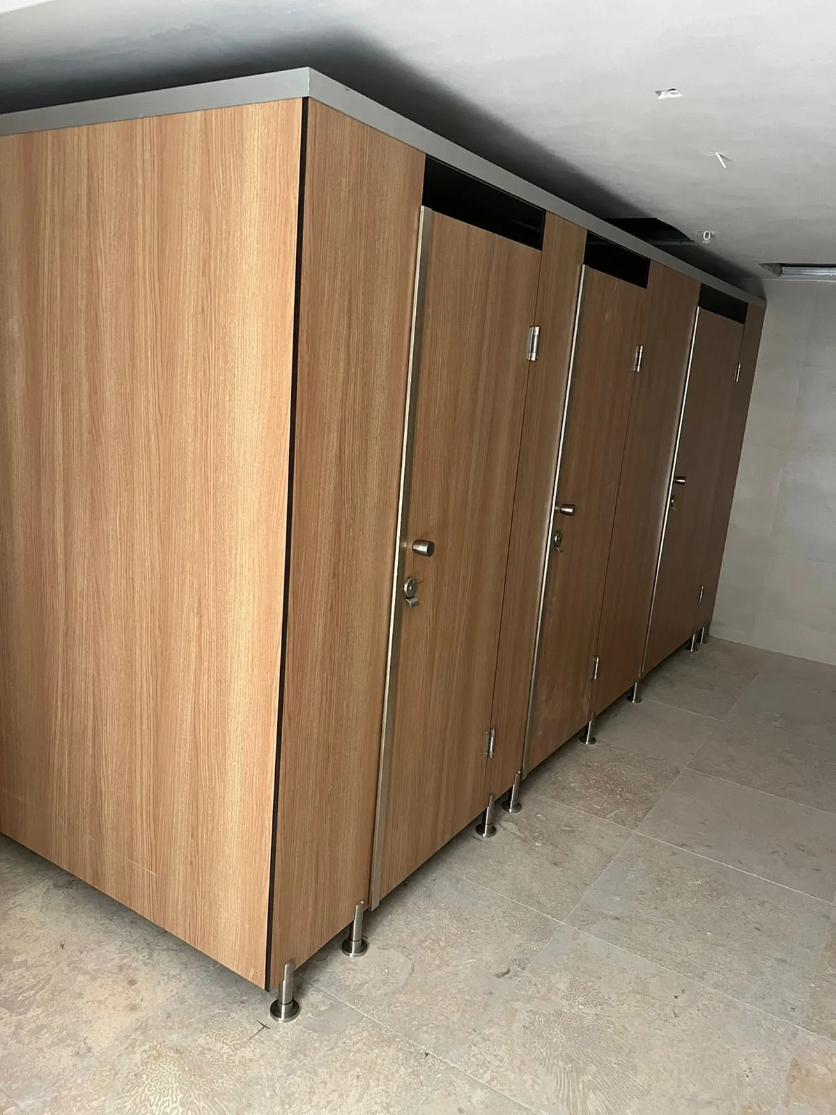 División de baños en sólido fenólico — Punta Cana