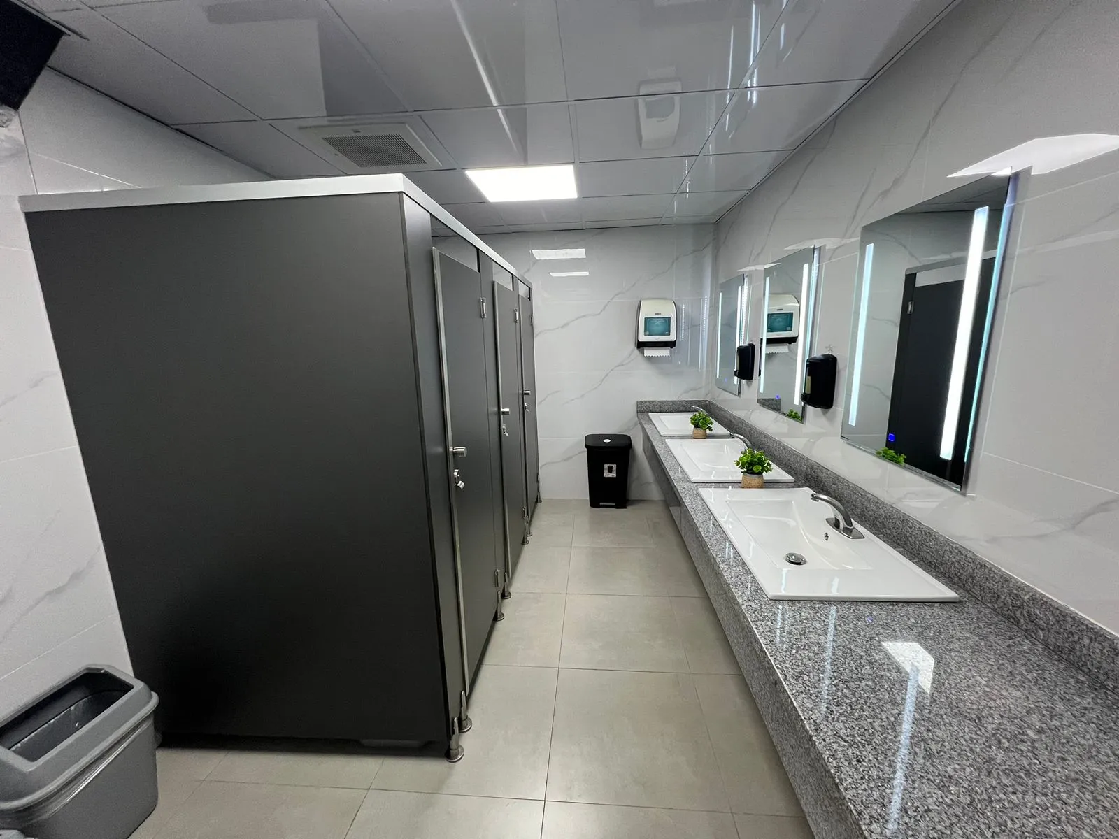 División de baños en sólido fenólico — Punta Cana