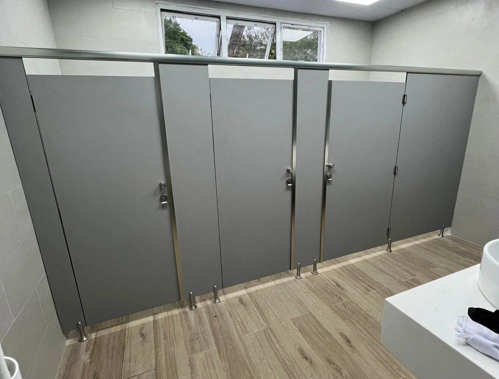 División de baños en sólido fenólico — Santiago