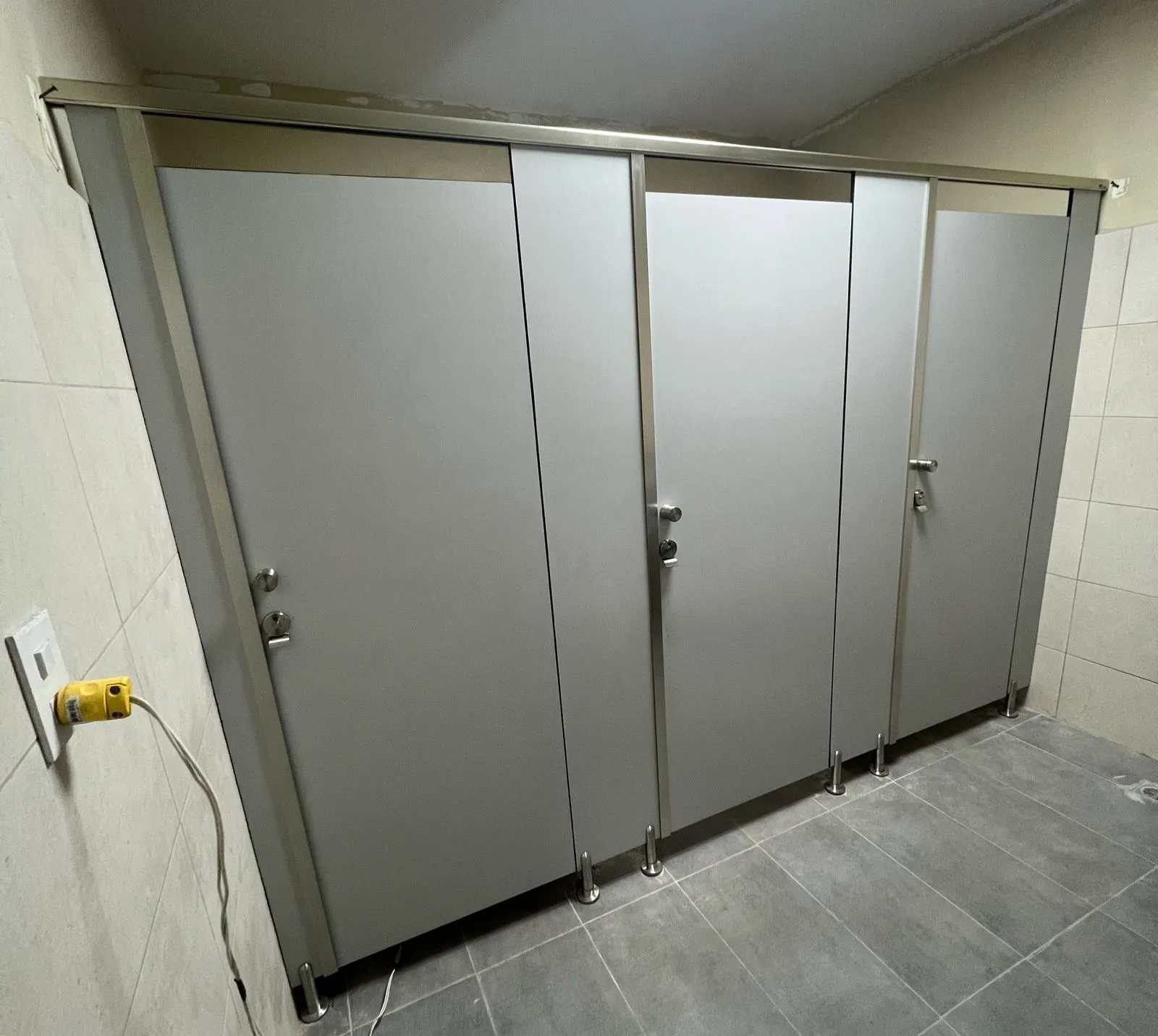 División de baños en sólido fenólico — Santiago