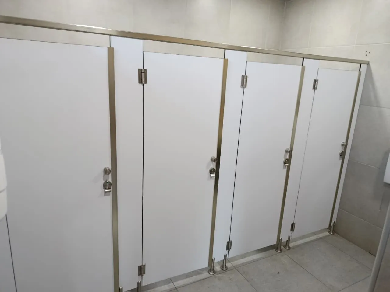 División de baños en sólido fenólico — Santiago
