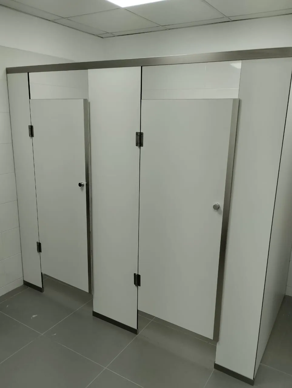 División de baños en sólido fenólico — Santiago