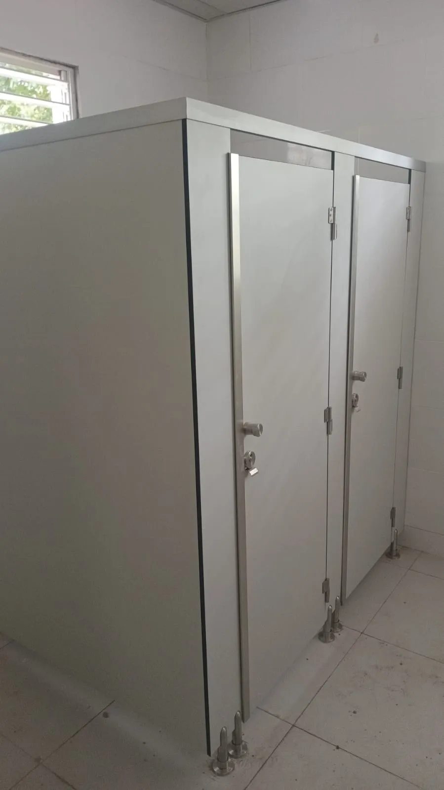 División de baños en sólido fenólico — Santiago