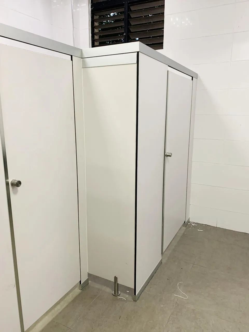 División de baños en sólido fenólico — Santiago