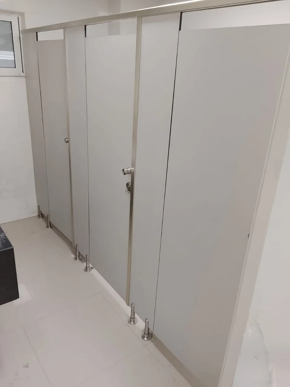 División de baños en sólido fenólico — Santo Domingo