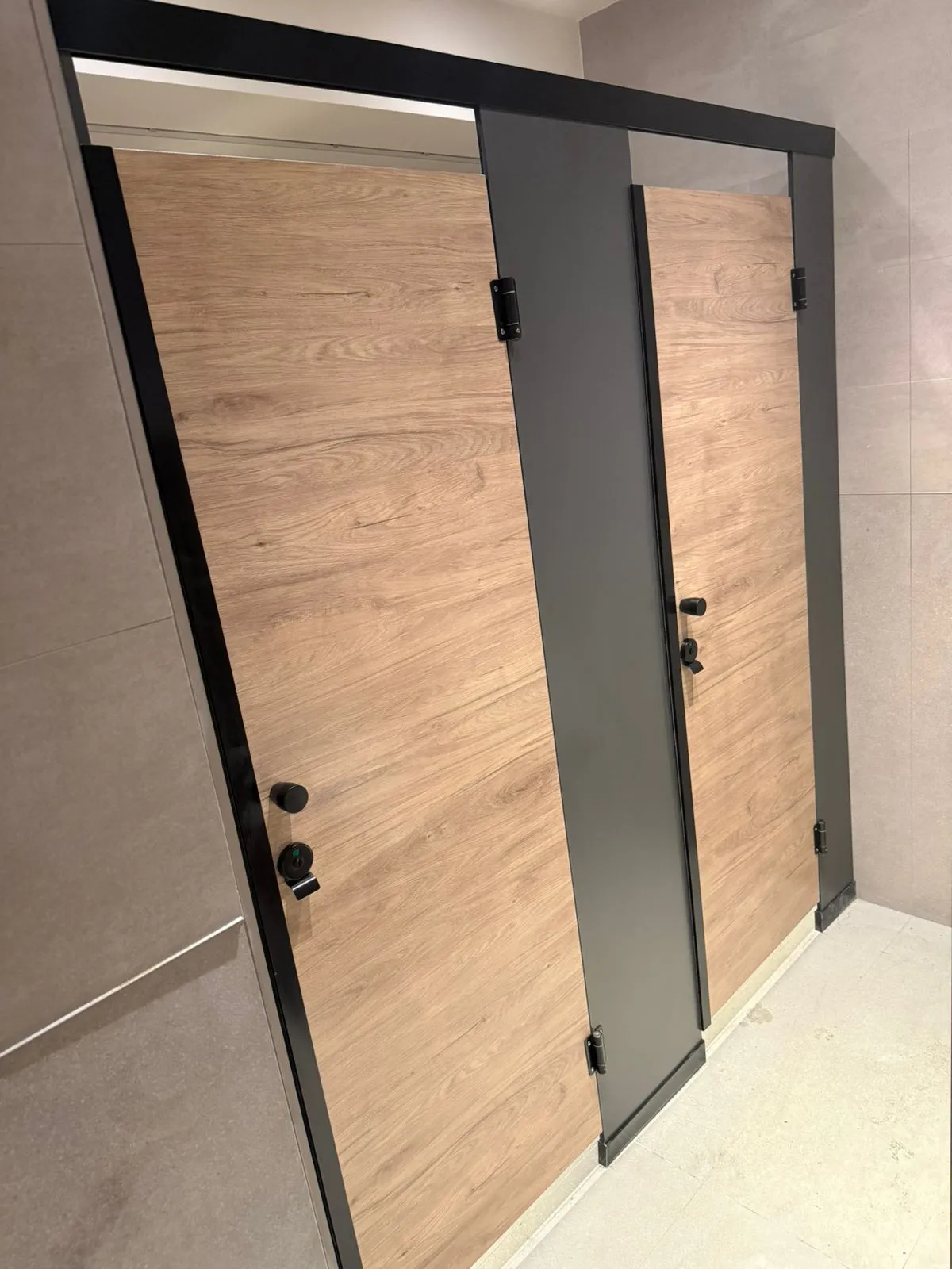 División de baños en sólido fenólico — Santo Domingo