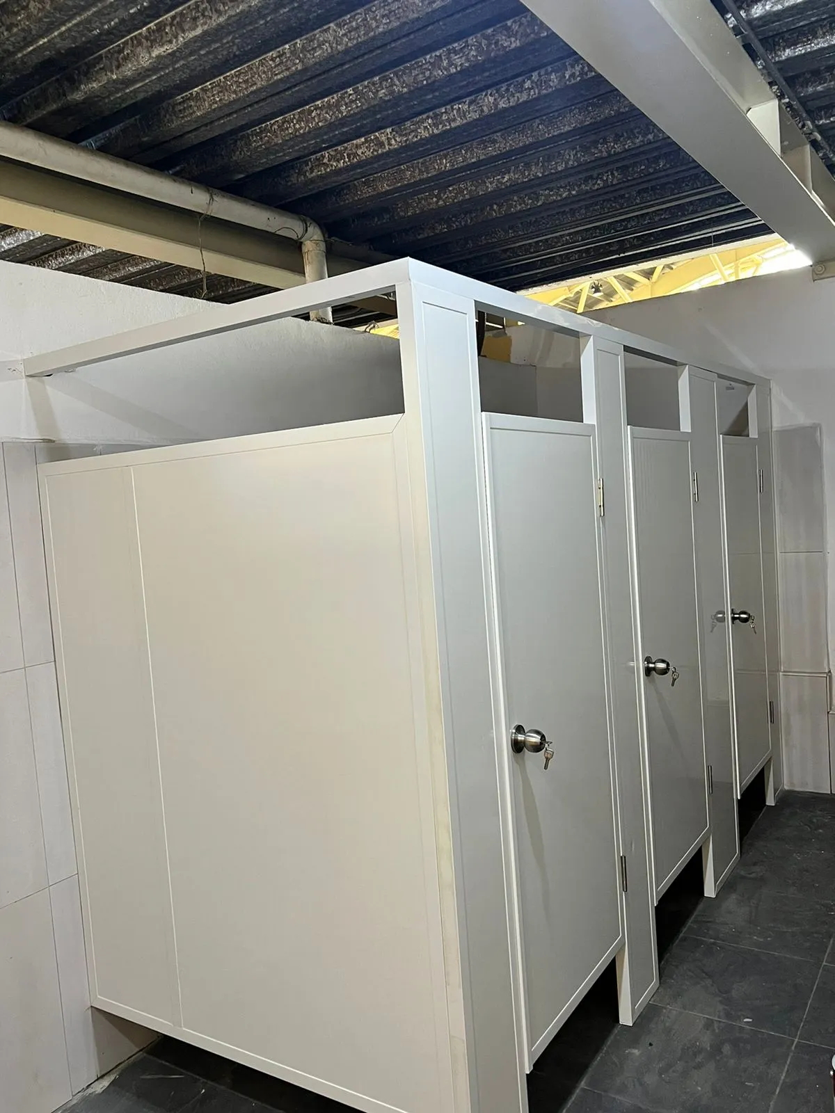 División de baños en sólido fenólico — Santo Domingo