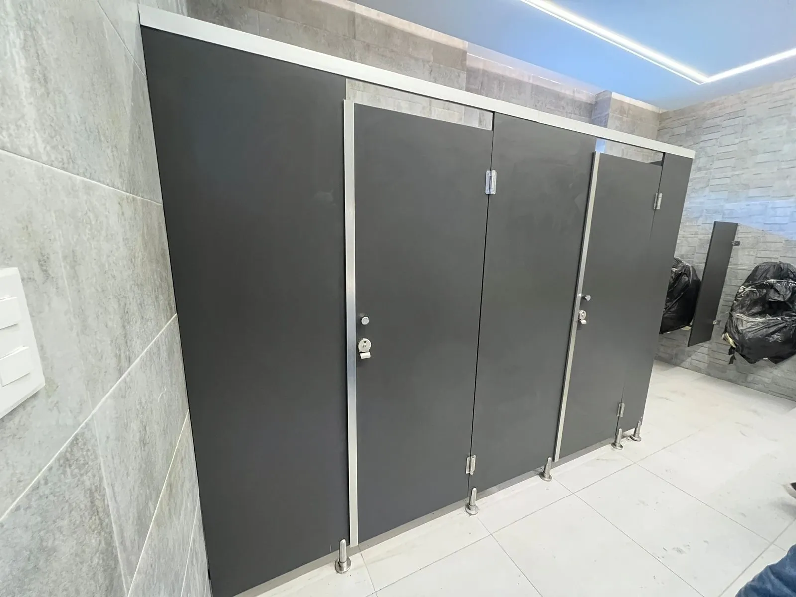 División de baños en sólido fenólico — Santo Domingo