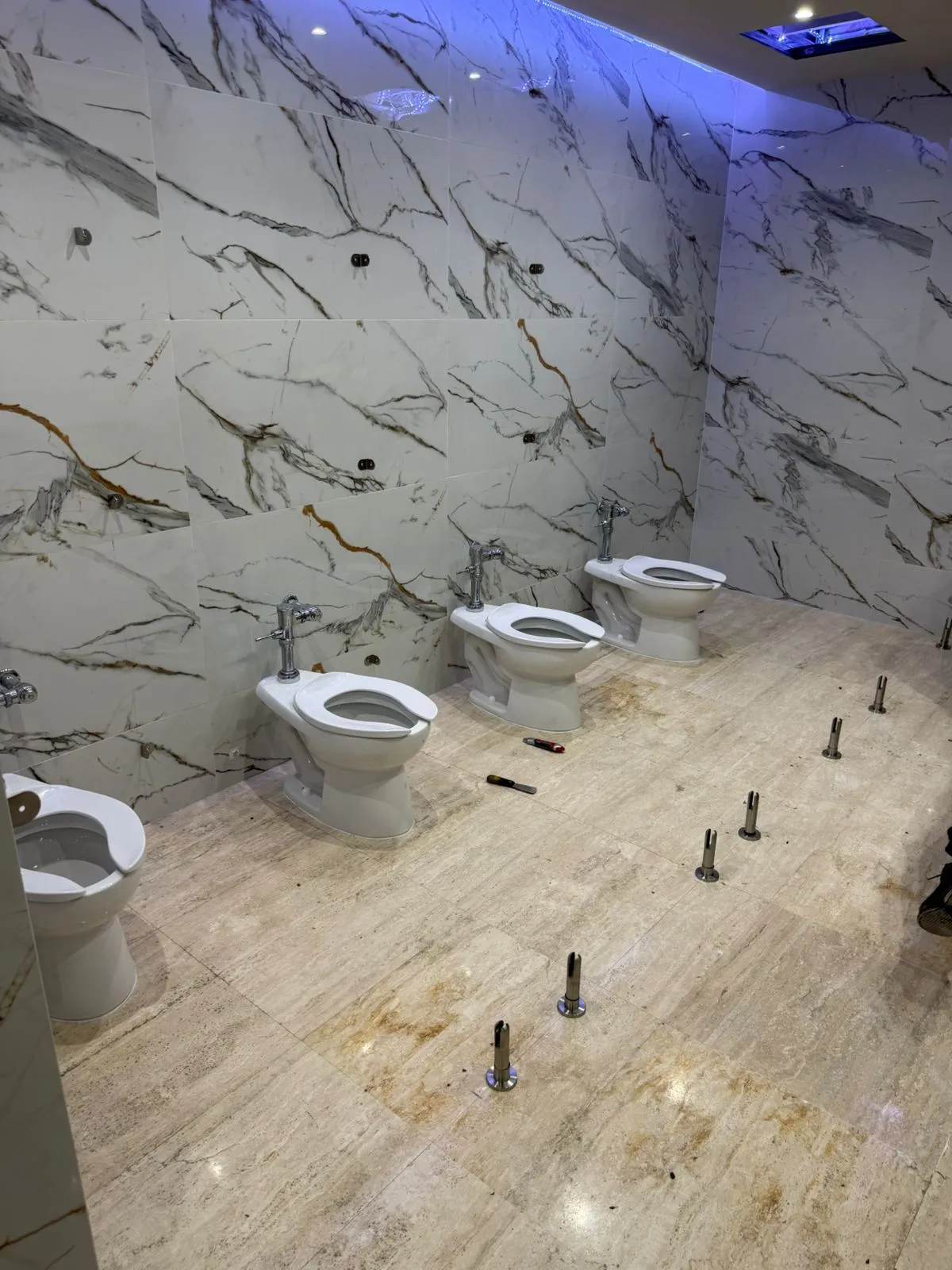 División de baños en sólido fenólico — Santo Domingo